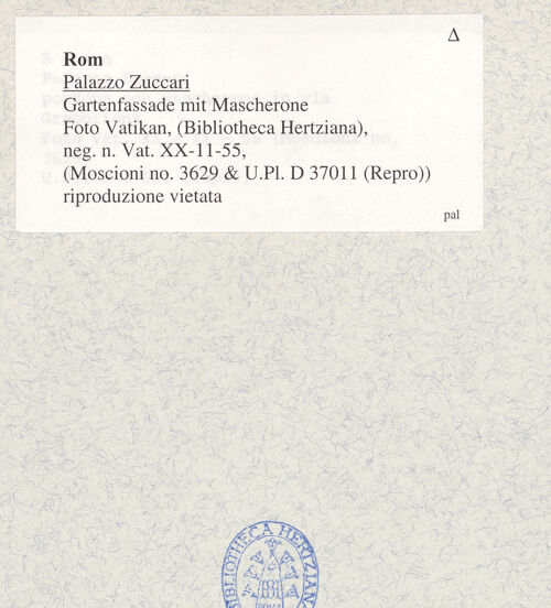 Rückseite von Bibliotheca Hertziana [https://www.deutsche-digitale-bibliothek.de/content/lizenzen/rv-fz/] Gartenfassade mit Mascherone (Höllenmaul)Maskenportal (Mascherone) - ohne Seitenbepflanzung, mit Giebelbekrönung und Rand der Gartenmauer, bh440183_recto. Foto.