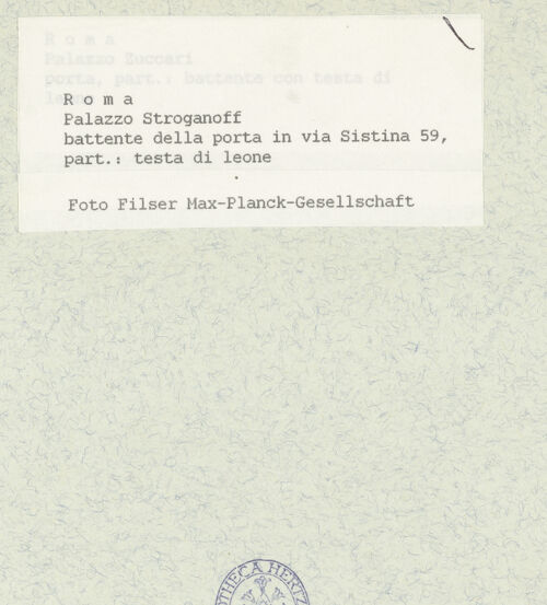 Rückseite von unbekannt [https://www.deutsche-digitale-bibliothek.de/content/lizenzen/rv-fz/] Palazzo Stroganoff - Türklopfer am Hauptportal der Via Sistina 59, Detail: Löwenkopf, bh440189_recto. Foto: Filser, Wolfgang (Max-Planck-Gesellschaft).