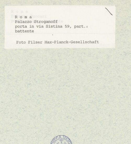 Rückseite von unbekannt [https://www.deutsche-digitale-bibliothek.de/content/lizenzen/rv-fz/] Palazzo Stroganoff - Türklopfer am Hauptportal der Via Sistina 59, bh440190_recto. Foto: Filser, Wolfgang (Max-Planck-Gesellschaft).