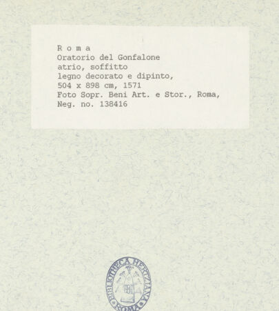 Rückseite von Sopr. BAS ROMA [https://www.deutsche-digitale-bibliothek.de/content/lizenzen/rv-ez/] Oratorio del Gonfalone - Decke des Atriums, bh443070_recto. Foto.