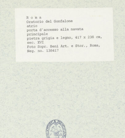 Rückseite von Sopr. BAS ROMA [https://www.deutsche-digitale-bibliothek.de/content/lizenzen/rv-ez/] Oratorio del Gonfalone - Atrium; Zugang zum Mittelschiff, bh443075_recto. Foto.