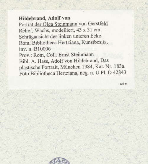 Rückseite von Bibliotheca Hertziana [https://www.deutsche-digitale-bibliothek.de/content/lizenzen/rv-fz/] Porträtrelief der Olga von Gerstfeldt - Detail: Schrägansicht, von der linken unteren Ecke, Signatur, bh444526_recto. Foto.
