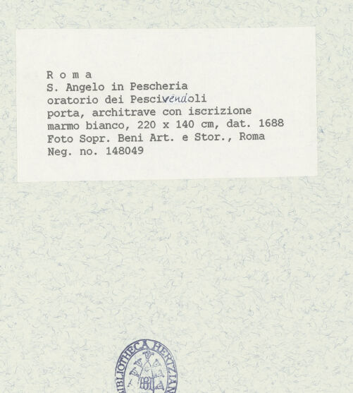 Rückseite von Sopr. BAS ROMA [https://www.deutsche-digitale-bibliothek.de/content/lizenzen/rv-ez/] Oratorio di Sant'Andrea dei Pescivendoli - Inneres: Inschrift über einem Portal, bh444666_recto. Foto.