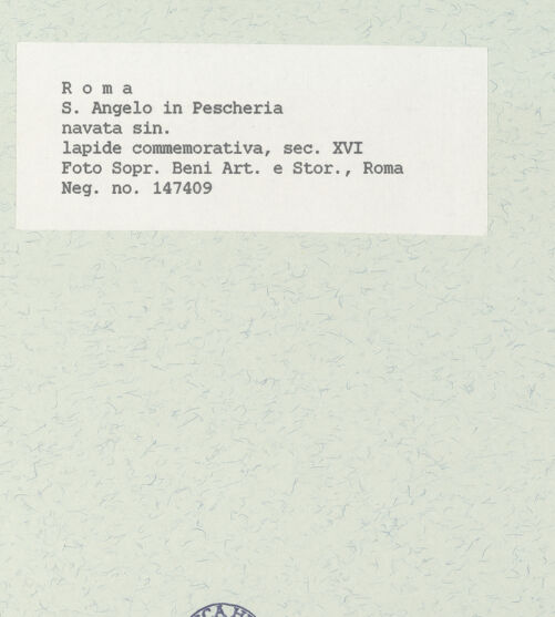 Rückseite von Sopr. BAS ROMA [https://www.deutsche-digitale-bibliothek.de/content/lizenzen/rv-ez/] Sant'Angelo in Pescheriax. Kapelle linksCappella del Crocefisso/ dei Santi Cosma e Damiano - Inschrift zum Juspatronat der Kapelle am Kapelleneingang, bh444683_recto. Foto.