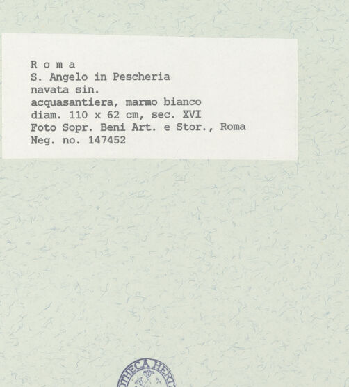 Rückseite von Sopr. BAS ROMA [https://www.deutsche-digitale-bibliothek.de/content/lizenzen/rv-ez/] Sant'Angelo in PescheriaSeitenschiff (links)Linkes Seitenschiff2. Seitenschiffsjoch linksseitlicher Kircheneingang - Weihwasserbecken, bh444686_recto. Foto.