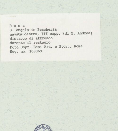 Rückseite von Sopr. BAS ROMA [https://www.deutsche-digitale-bibliothek.de/content/lizenzen/rv-ez/] Wand- und Deckenmalereien in der AndreaskapelleDekoration der Bogenzüge - Bogenzug über dem Altar; Detail: Abgelöstes Freskofeld, bh444690_recto. Foto.