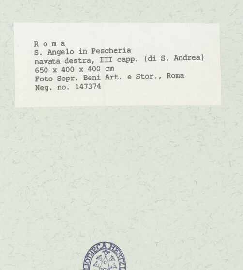 Rückseite von Sopr. BAS ROMA [https://www.deutsche-digitale-bibliothek.de/content/lizenzen/rv-ez/] Sant'Angelo in PescheriaSeitenschiff (rechts)rechtes Seitenschiff3. Seitenschiffskapelle rechts: Andreaskapelle3. Joch: Cappella di S. Andrea - Blick vom Mittelschiff in die Kapelle, bh444692_recto. Foto.