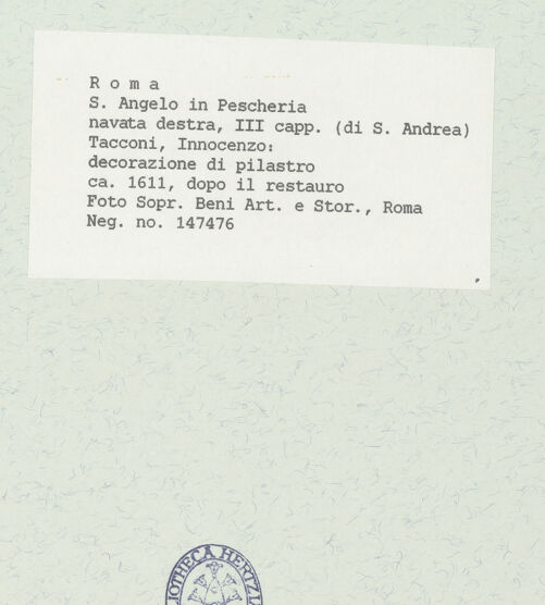 Rückseite von Sopr. BAS ROMA [https://www.deutsche-digitale-bibliothek.de/content/lizenzen/rv-ez/] Wand- und Deckenmalereien in der AndreaskapellePilasterdekoration; Szenen aus dem Leben der Heiligen Franziskus und Franziska; Putti - Pilaster zum Mittelschiff hin rechts des Kapelleneingangs: Pilasterspiegel zum Mittelschiff, bh444699_recto. Foto.