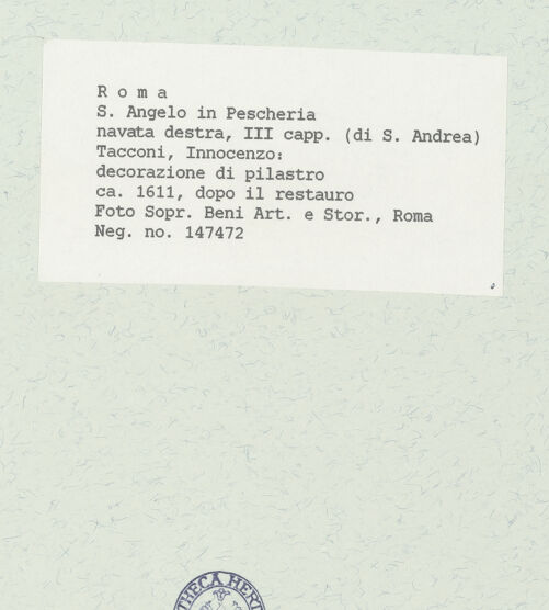 Rückseite von Sopr. BAS ROMA [https://www.deutsche-digitale-bibliothek.de/content/lizenzen/rv-ez/] Wand- und Deckenmalereien in der AndreaskapellePilasterdekoration; Szenen aus dem Leben der Heiligen Franziskus und Franziska; Putti - Pilaster zum Mittelschiff hin links des Kapelleneingangs: Pilasterspiegel mit Andreaskreuz, bh444702_recto. Foto.