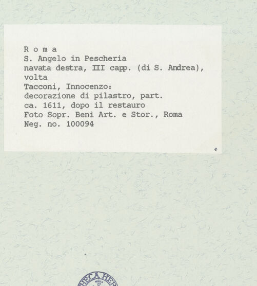 Rückseite von Sopr. BAS ROMA [https://www.deutsche-digitale-bibliothek.de/content/lizenzen/rv-ez/] Wand- und Deckenmalereien in der AndreaskapellePilasterdekoration; Szenen aus dem Leben der Heiligen Franziskus und Franziska; Putti - Pilasterspiegel der Außenwand: Putto, bh444709_recto. Foto.