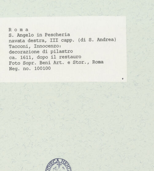 Rückseite von Sopr. BAS ROMA [https://www.deutsche-digitale-bibliothek.de/content/lizenzen/rv-ez/] Wand- und Deckenmalereien in der AndreaskapellePilasterdekoration; Szenen aus dem Leben der Heiligen Franziskus und Franziska; Putti - Pilaster zum Mittelschiff hin links des Kapelleneingangs: gesamt, bh444720_recto. Foto.