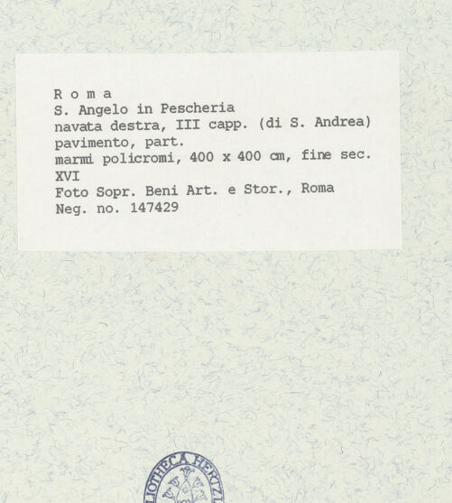 Rückseite von Sopr. BAS ROMA [https://www.deutsche-digitale-bibliothek.de/content/lizenzen/rv-ez/] Fußbodenmosaik der Andreaskapelle - Wappen: Hirsch mit zwei Gänsen, bh444728_recto. Foto.