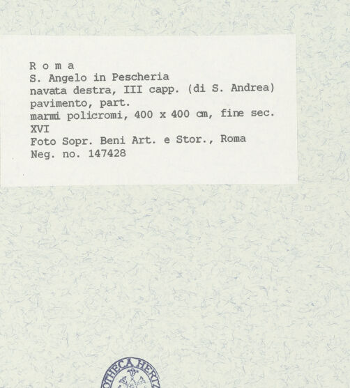 Rückseite von Sopr. BAS ROMA [https://www.deutsche-digitale-bibliothek.de/content/lizenzen/rv-ez/] Fußbodenmosaik der Andreaskapelle - Krone mit Palm- und Dattelzweig, bh444729_recto. Foto.