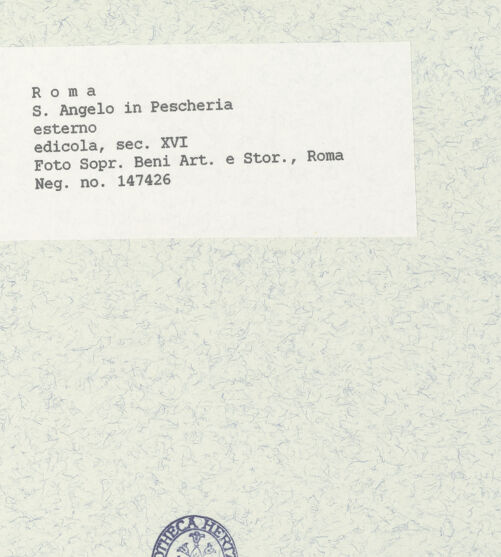 Rückseite von Sopr. BAS ROMA [https://www.deutsche-digitale-bibliothek.de/content/lizenzen/rv-ez/] Sant'Angelo in PescheriaHauptfassade (Portico dell'Ottavia) / Südfassade - Detail: Ädikula aus dem 16. Jahrhundert, bh444742_recto. Foto.