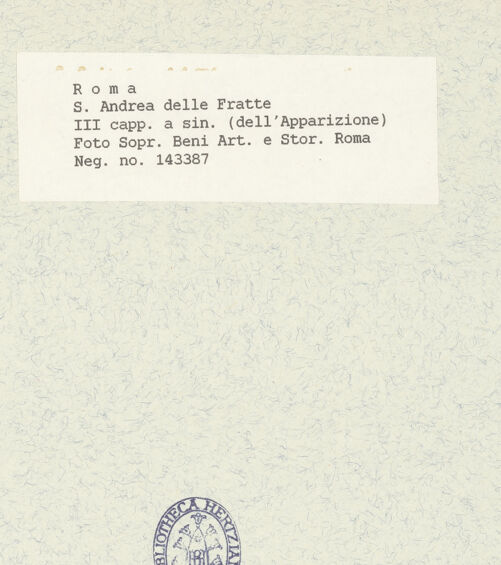 Rückseite von Sopr. BAS ROMA [https://www.deutsche-digitale-bibliothek.de/content/lizenzen/rv-ez/] Sant'Andrea delle FratteCappella della Madonna del Miracolo - Gesamtansicht vom Langhaus, bh445255_recto. Foto.