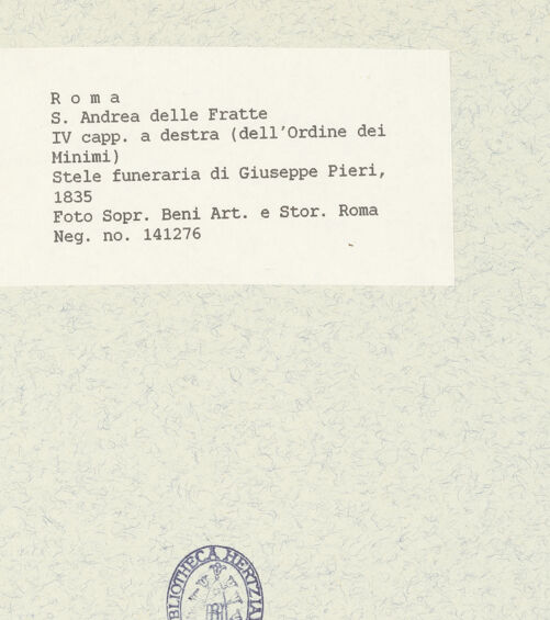 Rückseite von Sopr. BAS ROMA [https://www.deutsche-digitale-bibliothek.de/content/lizenzen/rv-ez/] Grabmal von Giuseppe Pieri (+ 1835) - Gesamtansicht, bh445294_recto. Foto.