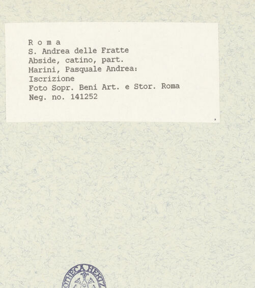 Rückseite von Sopr. BAS ROMA [https://www.deutsche-digitale-bibliothek.de/content/lizenzen/rv-ez/] Die wundersame Vermehrung von Brot und Fisch - Detail: Inschrift, bh445307_recto. Foto.