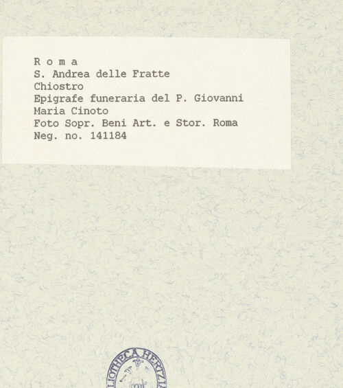 Rückseite von Sopr. BAS ROMA [https://www.deutsche-digitale-bibliothek.de/content/lizenzen/rv-ez/] Grabinschrift für Pater Giovanni Maria Cinoto (+ 1618) - Gesamtansicht, bh445312_recto. Foto.
