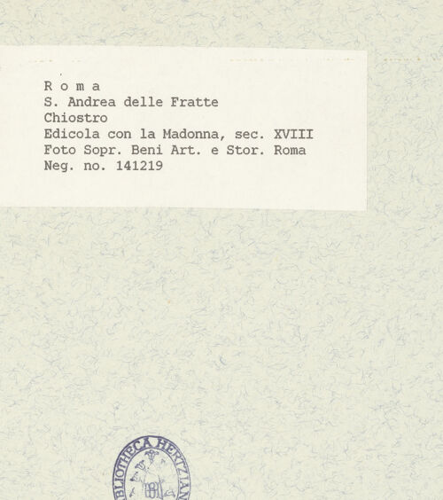 Rückseite von Sopr. BAS ROMA [https://www.deutsche-digitale-bibliothek.de/content/lizenzen/rv-ez/] Madonna in gerahmter Nische - Gesamtansicht, bh445505_recto. Foto.