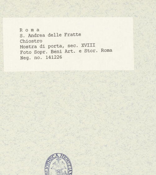 Rückseite von Sopr. BAS ROMA [https://www.deutsche-digitale-bibliothek.de/content/lizenzen/rv-ez/] Ädikularahmung mit Festons und "Charitas" Schild - Gesamtansicht, bh445506_recto. Foto.