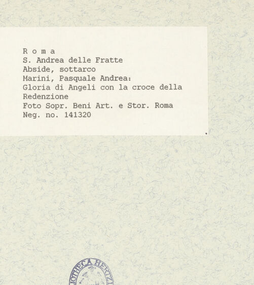 Rückseite von Sopr. BAS ROMA [https://www.deutsche-digitale-bibliothek.de/content/lizenzen/rv-ez/] Kreuztragende Putten, Rahmen gestützt von Engeln - Gesamtansicht mit Kuppel- und Apsisfresko, bh445513_recto. Foto.