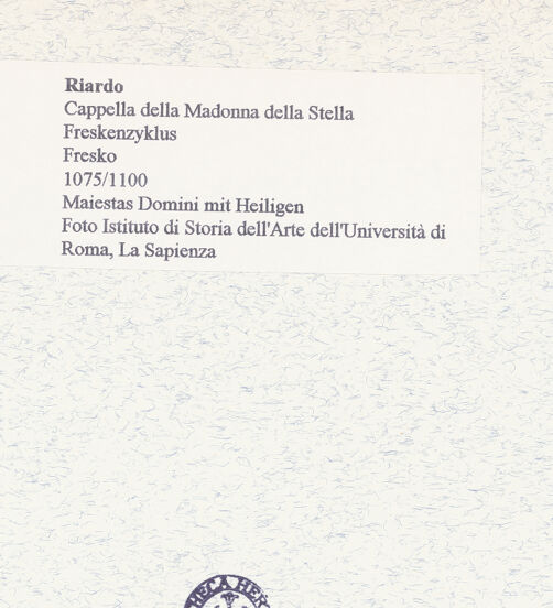 Rückseite von Istituto di Storia dell'Arte dell'Università di Roma, La Sapienza [https://www.deutsche-digitale-bibliothek.de/content/lizenzen/rv-ez/] WandbildzyklusThronender Christus zwischen Heiligen - Gesamtansicht (vor der Restaurierung), bh445657_recto. Foto.