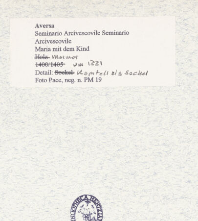 Rückseite von Pace, Valentino [https://www.deutsche-digitale-bibliothek.de/content/lizenzen/rv-fz/] Maria mit dem Kind - Detail und Kapitell als Sockel, bh445689_recto. Foto: Pace, Valentino.