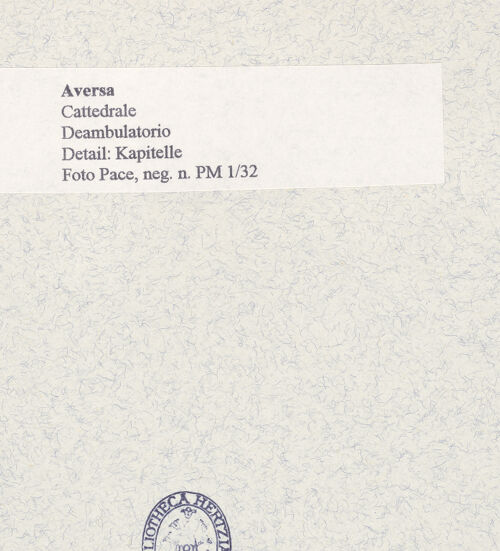 Rückseite von Pace, Valentino [https://www.deutsche-digitale-bibliothek.de/content/lizenzen/rv-ez/] Kapitelle des Chorumgangs - Kapitelle, bh445700_recto. Foto: Pace, Valentino.
