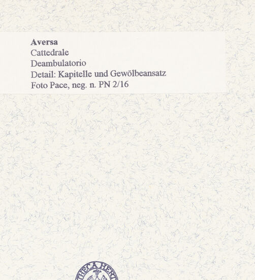 Rückseite von Pace, Valentino [https://www.deutsche-digitale-bibliothek.de/content/lizenzen/rv-ez/] Kapitelle des Chorumgangs - Kapitelle und Gewölbeansatz, bh445710_recto. Foto: Pace, Valentino.