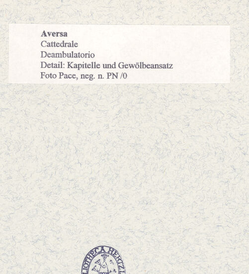 Rückseite von Pace, Valentino [https://www.deutsche-digitale-bibliothek.de/content/lizenzen/rv-ez/] Kapitelle des Chorumgangs - Kapitelle und Gewölbeansatz, bh445711_recto. Foto: Pace, Valentino.