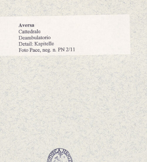 Rückseite von Pace, Valentino [https://www.deutsche-digitale-bibliothek.de/content/lizenzen/rv-ez/] Kapitelle des Chorumgangs - Kapitelle, bh445712_recto. Foto: Pace, Valentino.