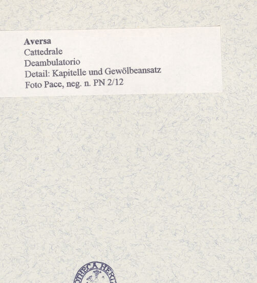 Rückseite von Pace, Valentino [https://www.deutsche-digitale-bibliothek.de/content/lizenzen/rv-ez/] Kapitelle des Chorumgangs - Kapitelle und Gewölbeansatz, bh445713_recto. Foto: Pace, Valentino.