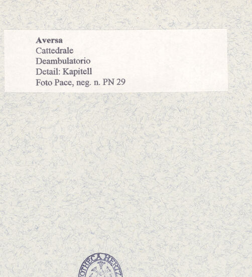 Rückseite von Pace, Valentino [https://www.deutsche-digitale-bibliothek.de/content/lizenzen/rv-ez/] Kapitelle des Chorumgangs - Kapitell, bh445718_recto. Foto: Pace, Valentino.