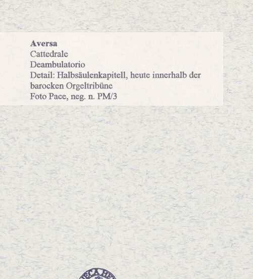 Rückseite von Pace, Valentino [https://www.deutsche-digitale-bibliothek.de/content/lizenzen/rv-ez/] Kapitelle des Chorumgangs - Halbsäulenkapitell, heute innerhalb der barocken Orgeltribüne, Detail, bh445720_recto. Foto: Pace, Valentino.