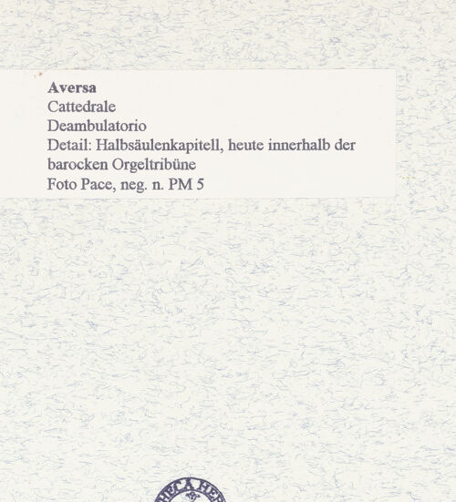 Rückseite von Pace, Valentino [https://www.deutsche-digitale-bibliothek.de/content/lizenzen/rv-ez/] Kapitelle des Chorumgangs - Halbsäulenkapitell, heute innerhalb der barocken Orgeltribüne, bh445721_recto. Foto: Pace, Valentino.