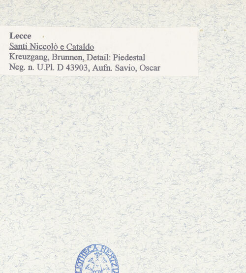 Rückseite von Bibliotheca Hertziana [https://www.deutsche-digitale-bibliothek.de/content/lizenzen/rv-fz/] Brunnenhaus mit KuppelSockel mit Reliefs - Triton reitet Delphin, bh445873_recto. Foto: Savio, Oscar.