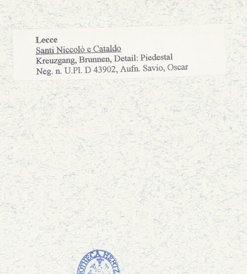 Rückseite von Bibliotheca Hertziana [https://www.deutsche-digitale-bibliothek.de/content/lizenzen/rv-fz/] Brunnenhaus mit KuppelSockel mit Reliefs - Drei Putten inmitten von Wasser, bh445879_recto. Foto: Savio, Oscar.