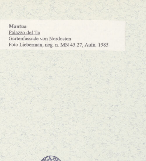 Rückseite von Lieberman, Ralph [https://www.deutsche-digitale-bibliothek.de/content/lizenzen/rv-ez/] Palazzo del TèGartenfassade / Ostfassade - Ansicht von Nordosten, bh446277_recto. Foto.