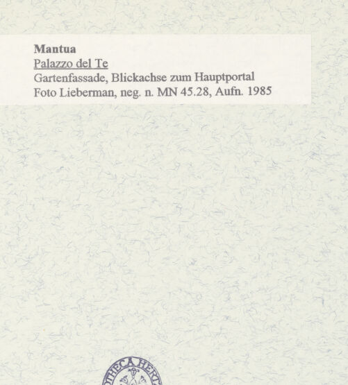 Rückseite von Lieberman, Ralph [https://www.deutsche-digitale-bibliothek.de/content/lizenzen/rv-ez/] Palazzo del TèGartenfassade / Ostfassade - Blickachse zum Hauptportal, bh446286_recto. Foto.