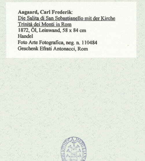 Rückseite von Arte Fotografica [https://www.deutsche-digitale-bibliothek.de/content/lizenzen/rv-fz/] Die Salita di San Sebastianello mit der Kirche Trinità dei Monti in Rom - , bh447964_recto. Foto.
