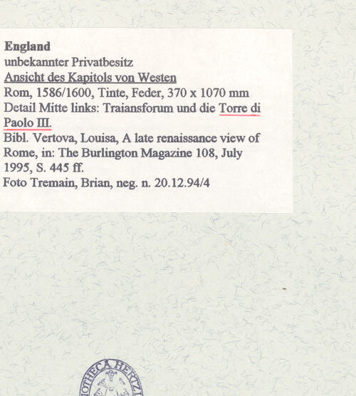 Rückseite von Tremain, Brian [https://www.deutsche-digitale-bibliothek.de/content/lizenzen/rv-fz/] Ansicht des Kapitols von Westen - Detail Mitte links: Traiansforum und die Torre di Paolo III., bh448840_recto. Foto.