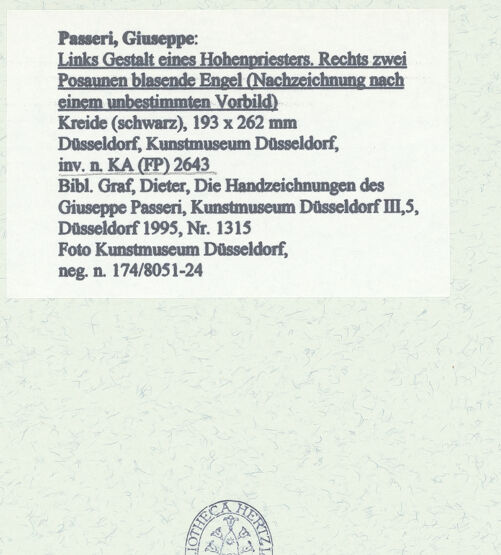 Rückseite von Museum Kunstpalast [https://www.deutsche-digitale-bibliothek.de/content/lizenzen/rv-ez/] Links Gestalt eines Hohenpriesters. Rechts zwei Posaunen blasende Engel (Nachzeichnung nach einem unbestimmten Vorbild) - , bh451383_recto. Foto.