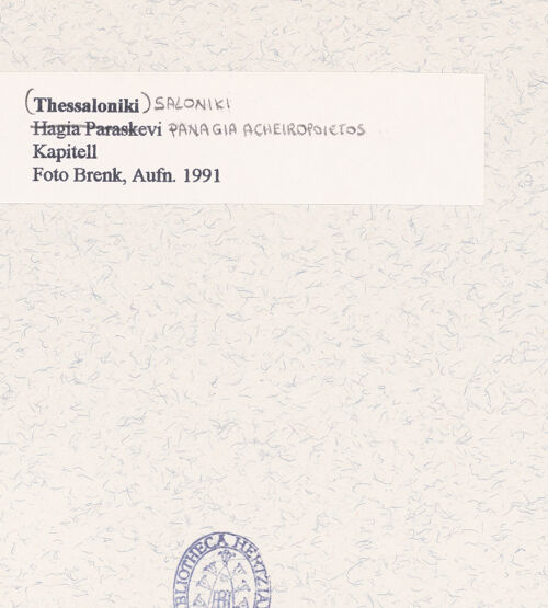 Rückseite von Brenk [https://rightsstatements.org/page/CNE/1.0/] Kapitelle im Propylon - , bh452254_recto. Foto.