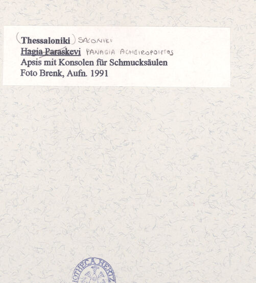 Rückseite von Brenk [https://rightsstatements.org/page/CNE/1.0/] Panagia Acheiropoiitos - Apsis mit Konsolen für Schmucksäulen, bh452267_recto. Foto.