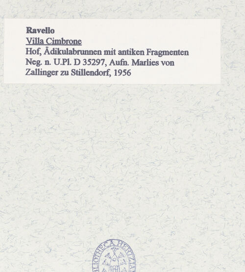 Rückseite von Bibliotheca Hertziana [https://www.deutsche-digitale-bibliothek.de/content/lizenzen/rv-fz/] Villa Cimbrone - Hof, Ädikulabrunnen mit antiken Fragmenten, bh452809_recto. Foto: Zallinger zu Stillendorf, Marlies von.