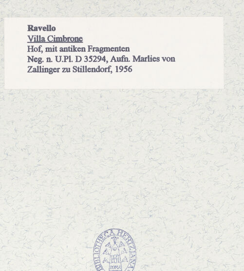 Rückseite von Bibliotheca Hertziana [https://www.deutsche-digitale-bibliothek.de/content/lizenzen/rv-fz/] Villa Cimbrone - Il chiostro (Der "Kreuzgang", um 1917), mit antiken Fragmenten, bh452810_recto. Foto: Zallinger zu Stillendorf, Marlies von.