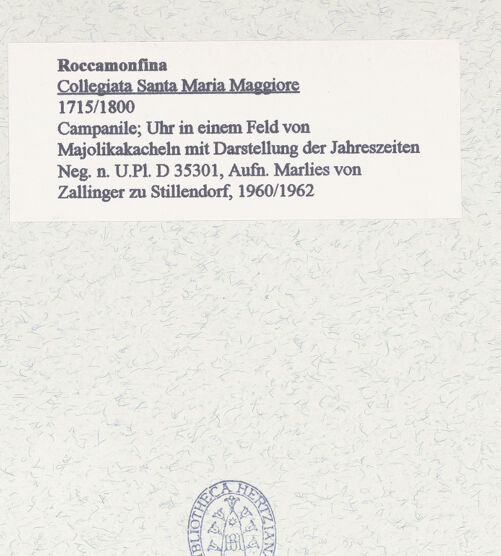 Rückseite von Bibliotheca Hertziana [https://www.deutsche-digitale-bibliothek.de/content/lizenzen/rv-fz/] Collegiata di Santa Maria Maggiore - Campanile; Uhr in einem Feld von Majolikakacheln mit Darstellung der Jahreszeiten, bh452813_recto. Foto: Zallinger zu Stillendorf, Marlies von.