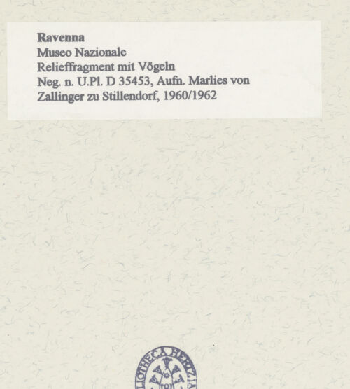 Rückseite von Bibliotheca Hertziana [https://www.deutsche-digitale-bibliothek.de/content/lizenzen/rv-fz/] Relief mit Vögeln - Gesamtansicht, bh452859_recto. Foto: Zallinger zu Stillendorf, Marlies von.