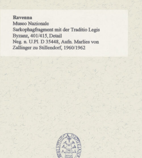 Rückseite von Bibliotheca Hertziana [https://www.deutsche-digitale-bibliothek.de/content/lizenzen/rv-fz/] Sarkophag mit der Traditio Legis - Vorderseite (Traditio Legis), Detail, bh452870_recto. Foto: Zallinger zu Stillendorf, Marlies von.