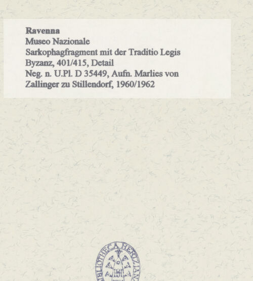 Rückseite von Bibliotheca Hertziana [https://www.deutsche-digitale-bibliothek.de/content/lizenzen/rv-fz/] Sarkophag mit der Traditio Legis - Vorderseite (Traditio Legis), Detail, bh452885_recto. Foto: Zallinger zu Stillendorf, Marlies von.